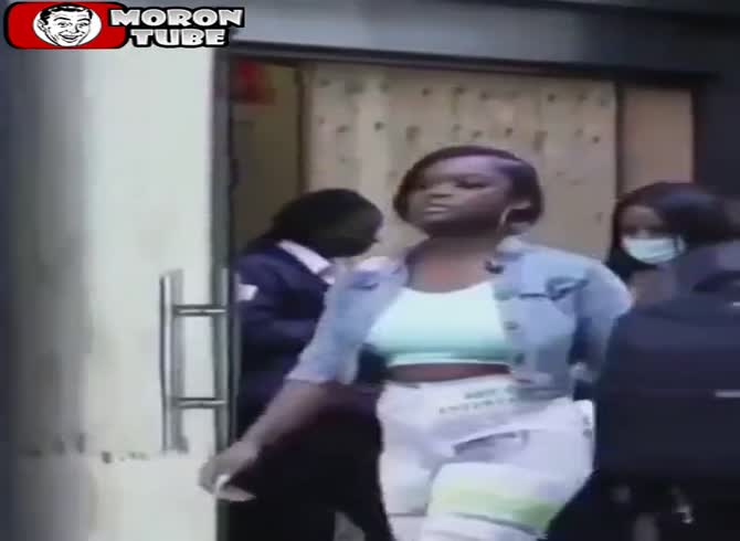 Video: He was wrong to touch the butt of a stranger!